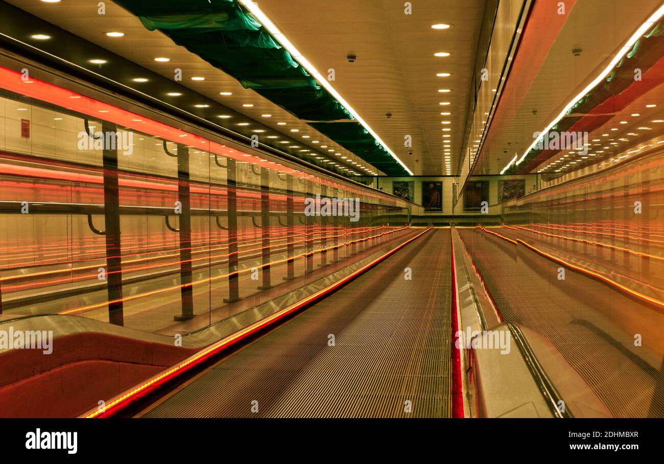 L'ingresso alla metropolitana di Buchanan Street è stato migliorato con un'illuminazione a LED architettonica di colore rosso vivo. Foto Stock