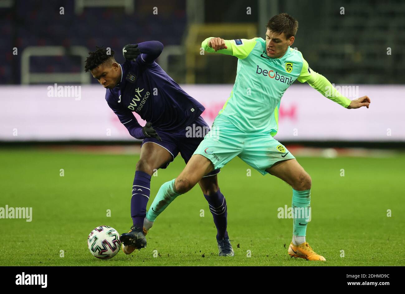 Paul Mukairu di Anderlecht e Joakim Maehle Pedersen di Genk combattono per la palla durante una partita di calcio tra RSC Anderlecht e KRC Genk, venerdì 11 De Foto Stock