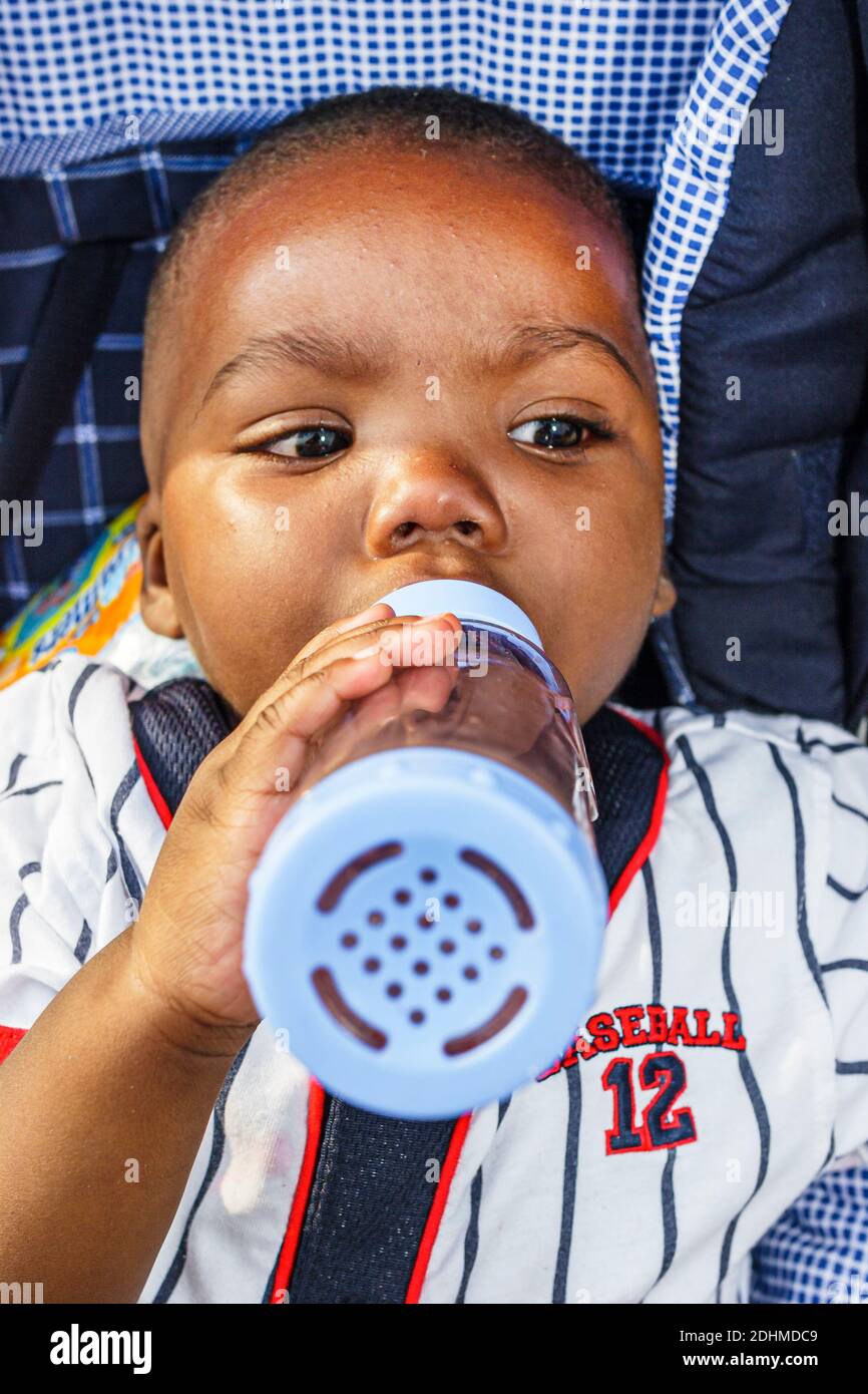 Birmingham, Alabama, Splash Adventure, precedentemente parco a tema VisionLand Magic Adventure, bottiglia di contenimento per bambini Black boy, Foto Stock