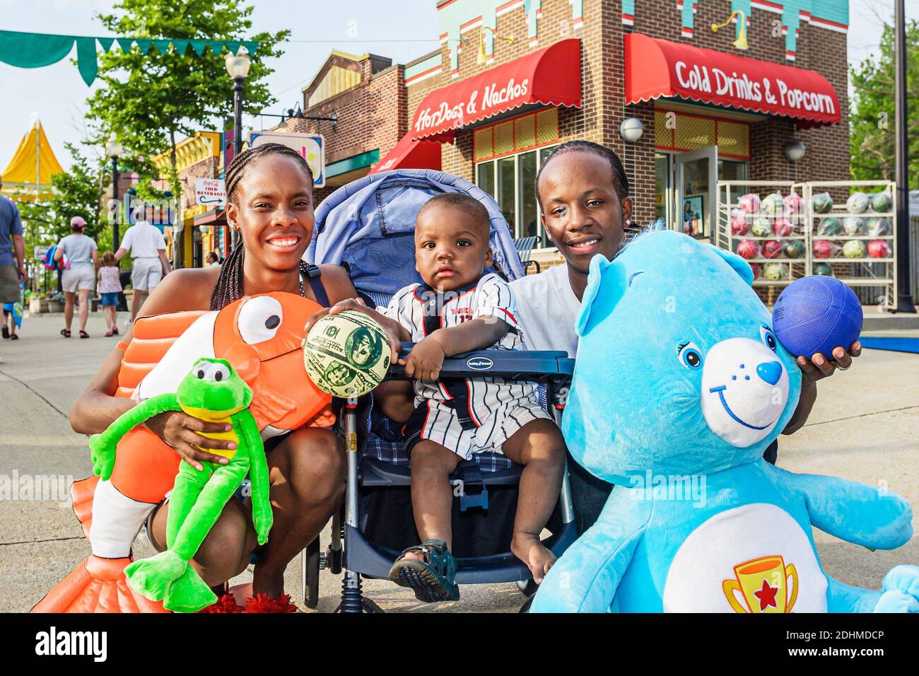 Birmingham Alabama, Splash Adventure ex VisionLand Magic Adventure Theme Park, famiglia nera genitori bambino padre figlio, premi, animali ripieni Foto Stock
