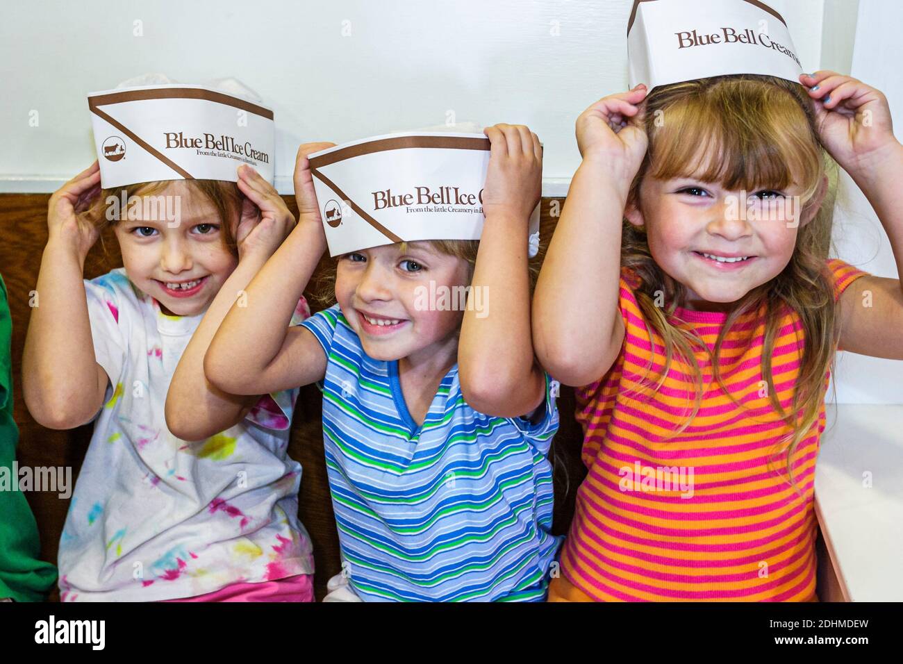 Alabama Sylacauga Blue Bell Creameries gelateria produzione di impianti, bambini ragazze tour scuola viaggio studenti campo indossando cappelli, Foto Stock