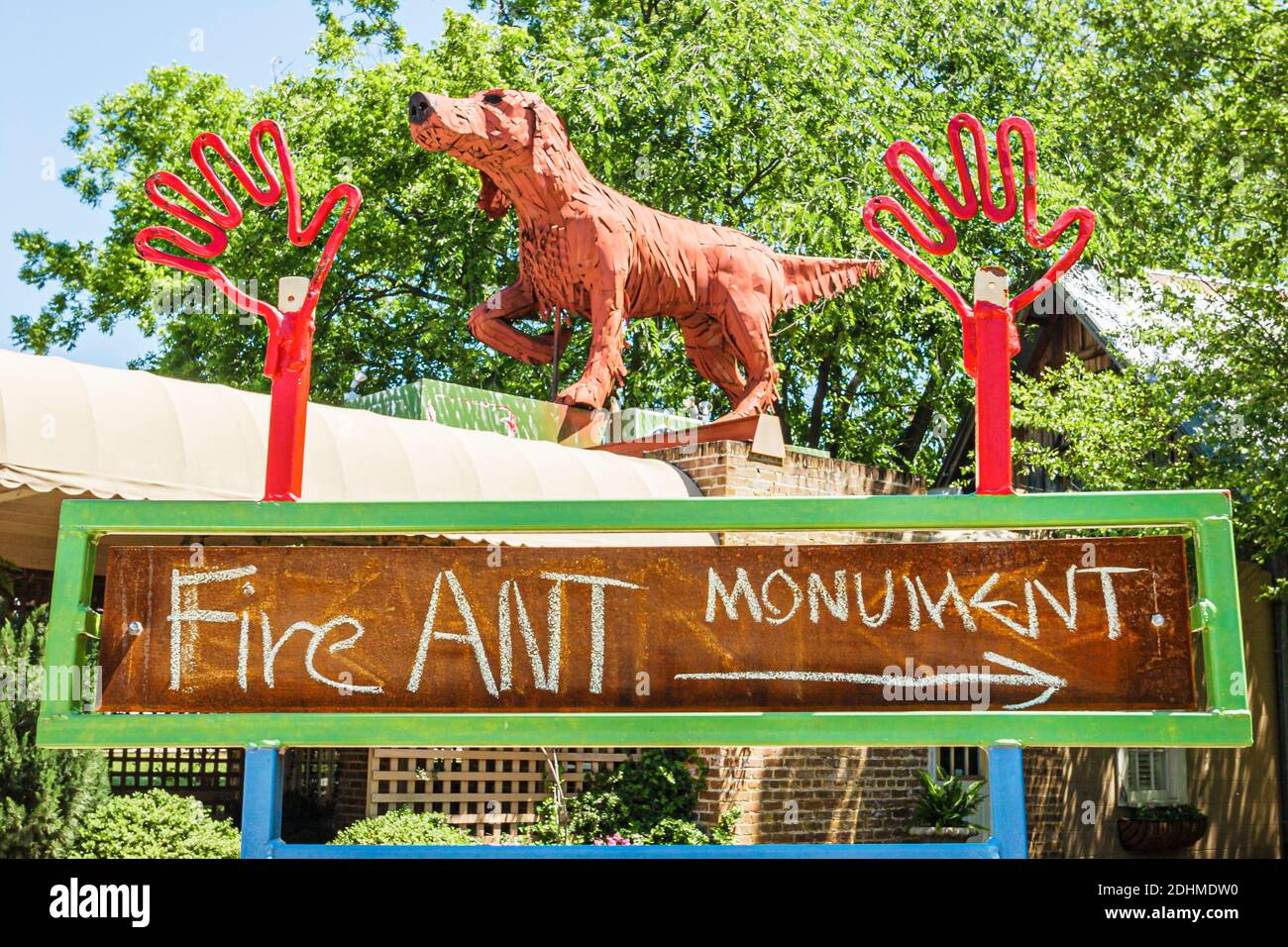 Alabama Northport Kentuck Art Center, Rusty Big Red Metal dog americana, cartello monumento con la formica del fuoco, Foto Stock