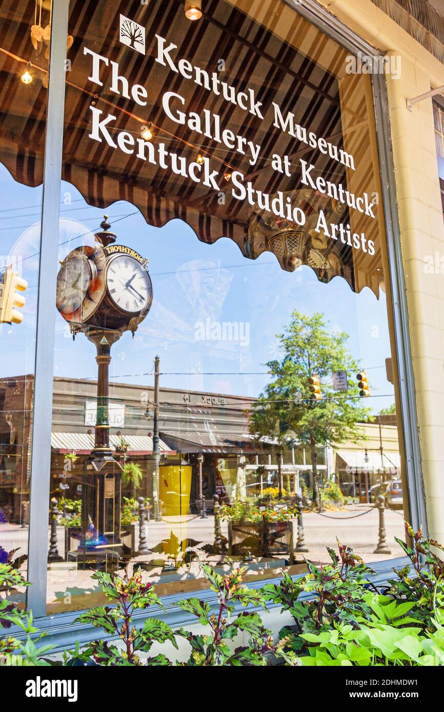 Alabama Northport The Gallery at Kentuck Museum, shopping window reflection clock, Foto Stock