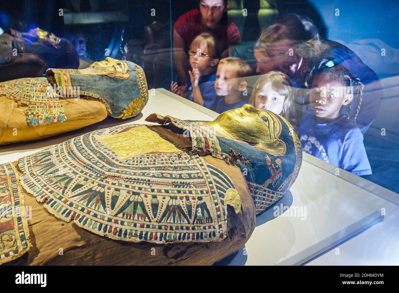 Alabama Anniston Museum of Natural History, mummia egiziana 250 a.C., bambini che guardano ragazza ragazzo, Foto Stock
