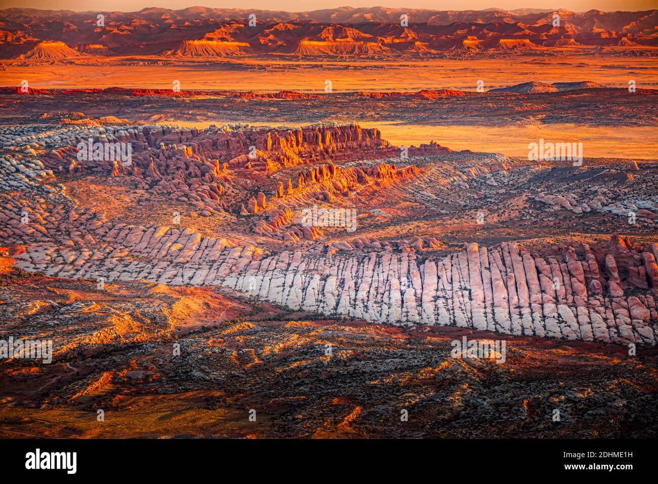 Vista aerea sul paesaggio del Parco Nazionale degli Arches, Utah all'alba Foto Stock
