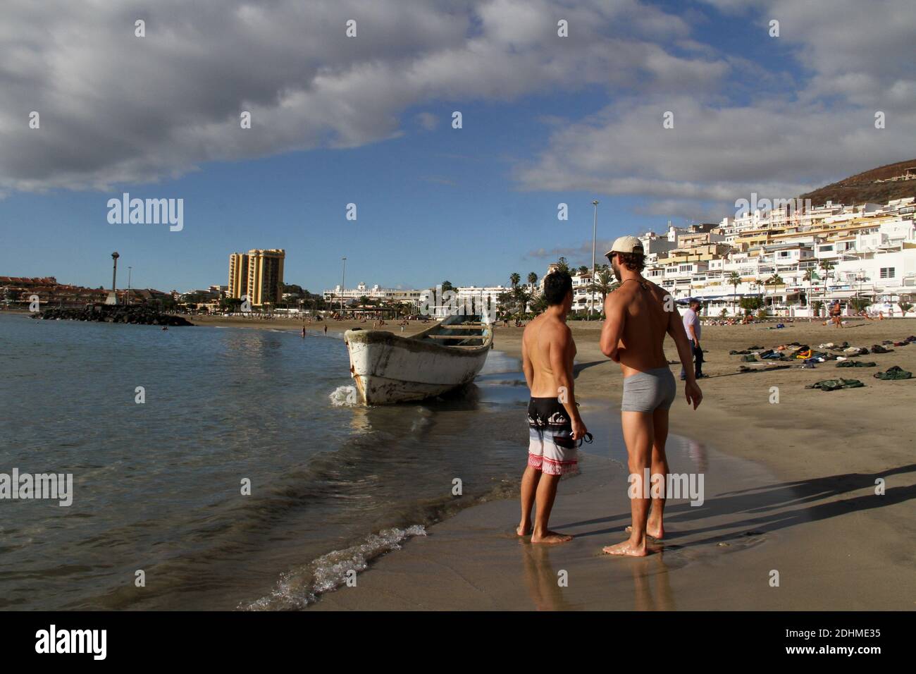 Spagna. 10 dicembre 2020. (12/10/2020) UNA barca con 40 immigrati a bordo è arrivata oggi giovedì con i propri mezzi alla spiaggia di Las Vistas, nel comune di Arona. Come riportato dal Centro di coordinamento per l'emergenza e la sicurezza (Cecoes) 1-1-2, gli occupanti della barca sono uomini e africani sub-sahariani. Una volta a terra, sono stati curati dal SUC e dal personale della Croce Rossa, trasferendo quattro di loro all'ospedale per l'assistenza sanitaria. I turisti in spiaggia aiutano gli immigrati fotographys dopo l'arrivo . (Foto di Mercedes Menendez/Pacific Press/Sipa USA) Credit: Sipa USA/Alamy Live News Foto Stock