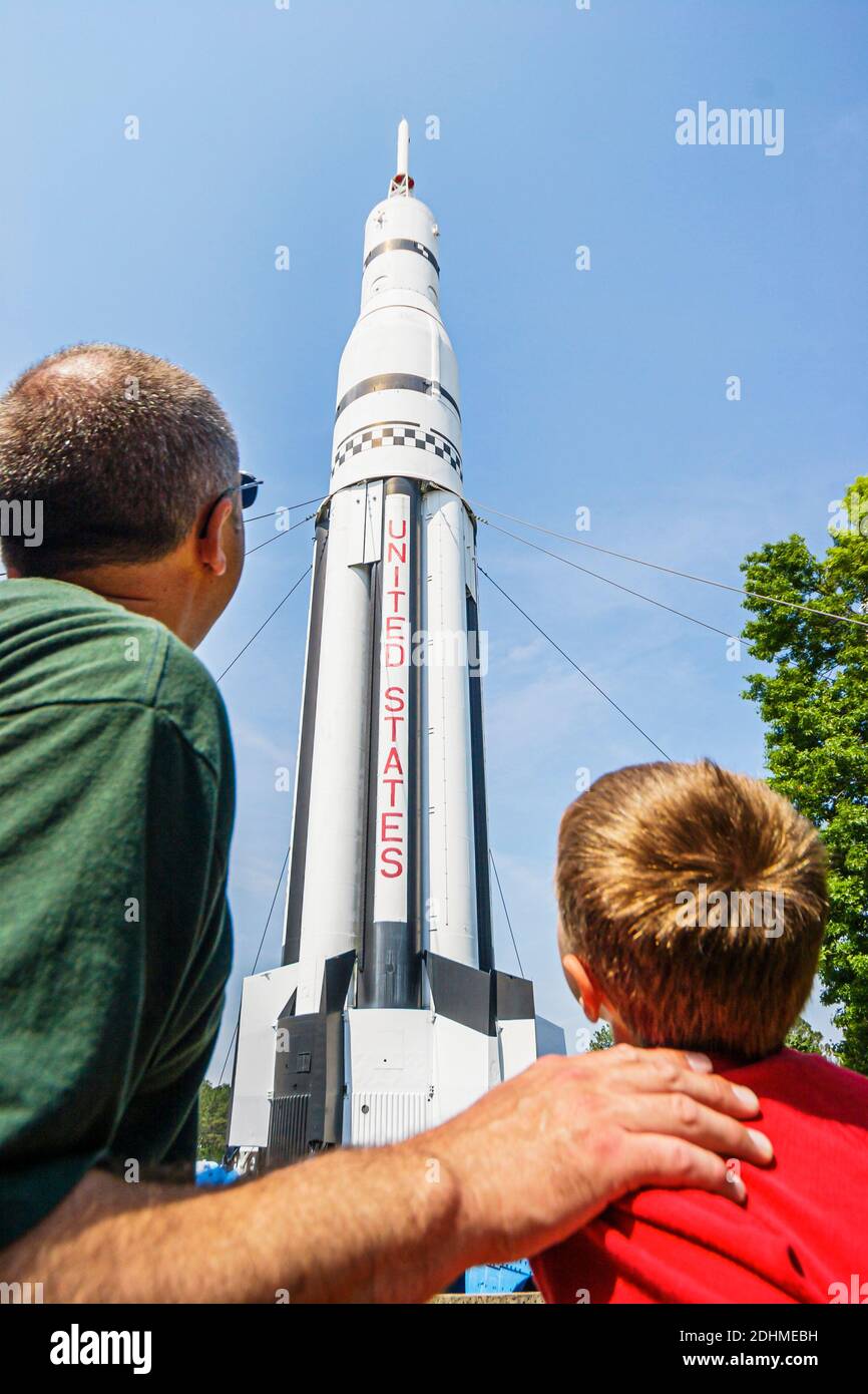 Huntsville, Alabama, Stati Uniti Space & Rocket Center centro, giardino razzo padre uomo ragazzo figlio cercando, Foto Stock