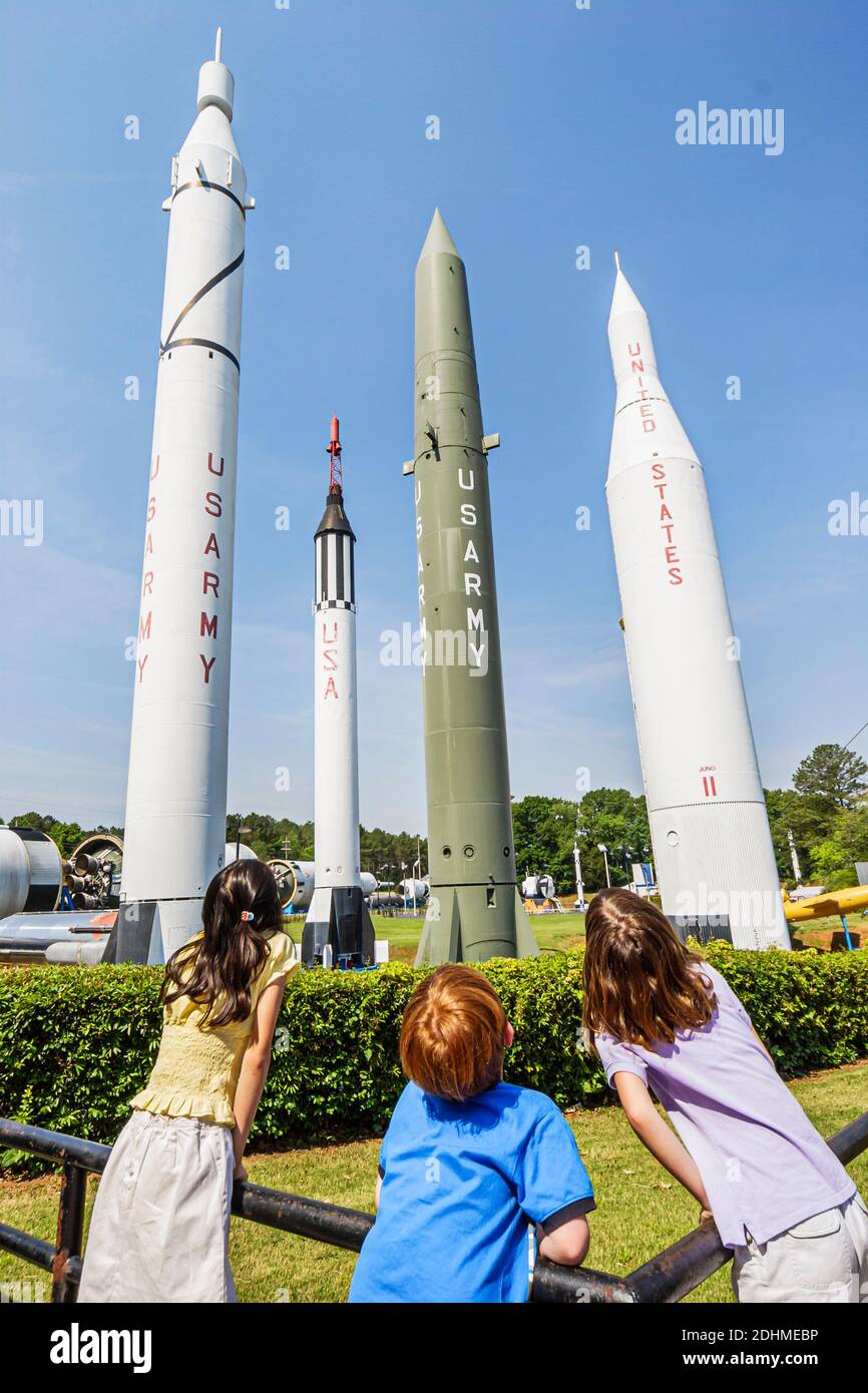 Huntsville, Alabama, Stati Uniti Spazio & centro di Rocket, giardino di Rocket ragazzo ragazze capretti che osservano, Foto Stock