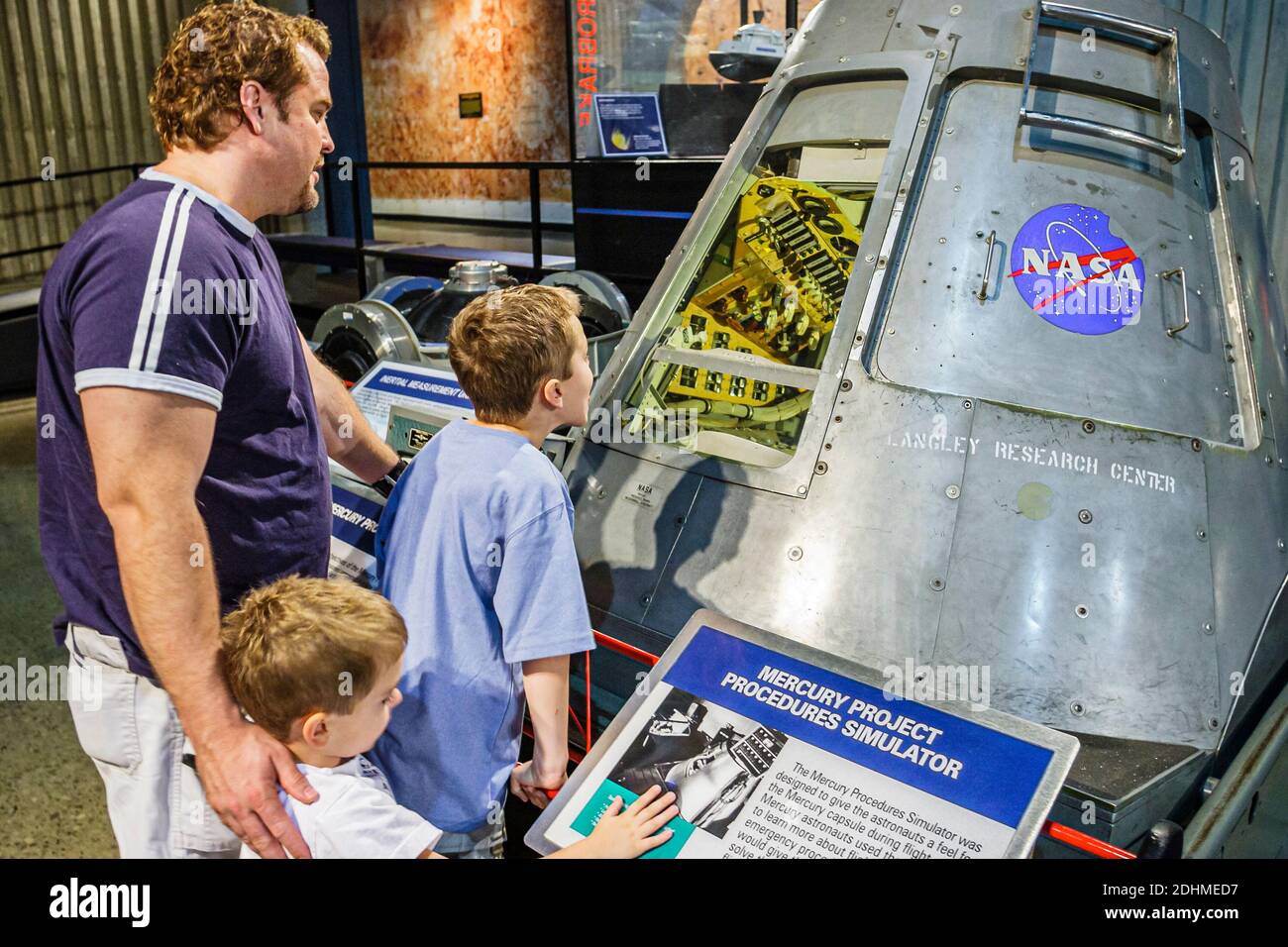 Huntsville, Alabama, Stati Uniti Space & Rocket Center, father Sons boys Looking Mercury Project simulatore mostra all'interno, Foto Stock