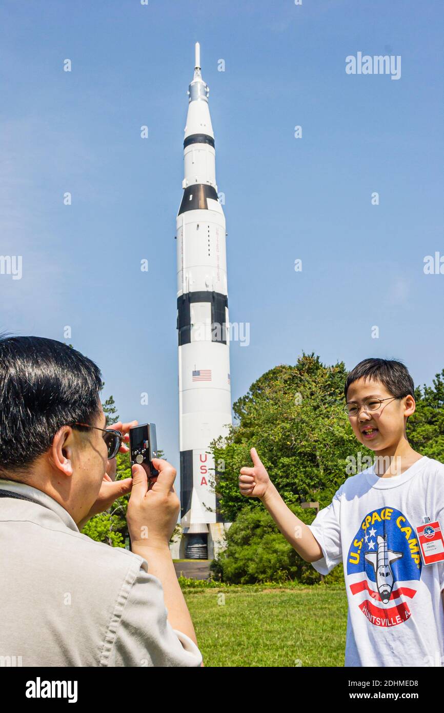 Huntsville, Alabama, Stati Uniti Spazio & centro del Rocket, giardino del Rocket asiatico padre uomo ragazzo figlio scattante la foto posando, Foto Stock