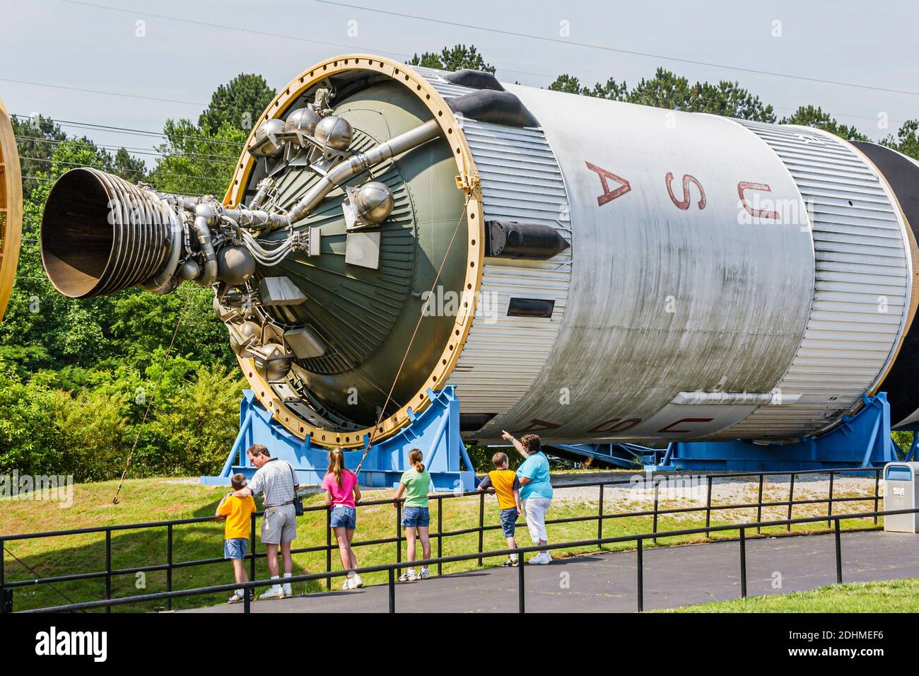 Huntsville, Alabama, Stati Uniti Space & Rocket Center centro, visitatori razzo giardino mostra famiglia cercando, Foto Stock