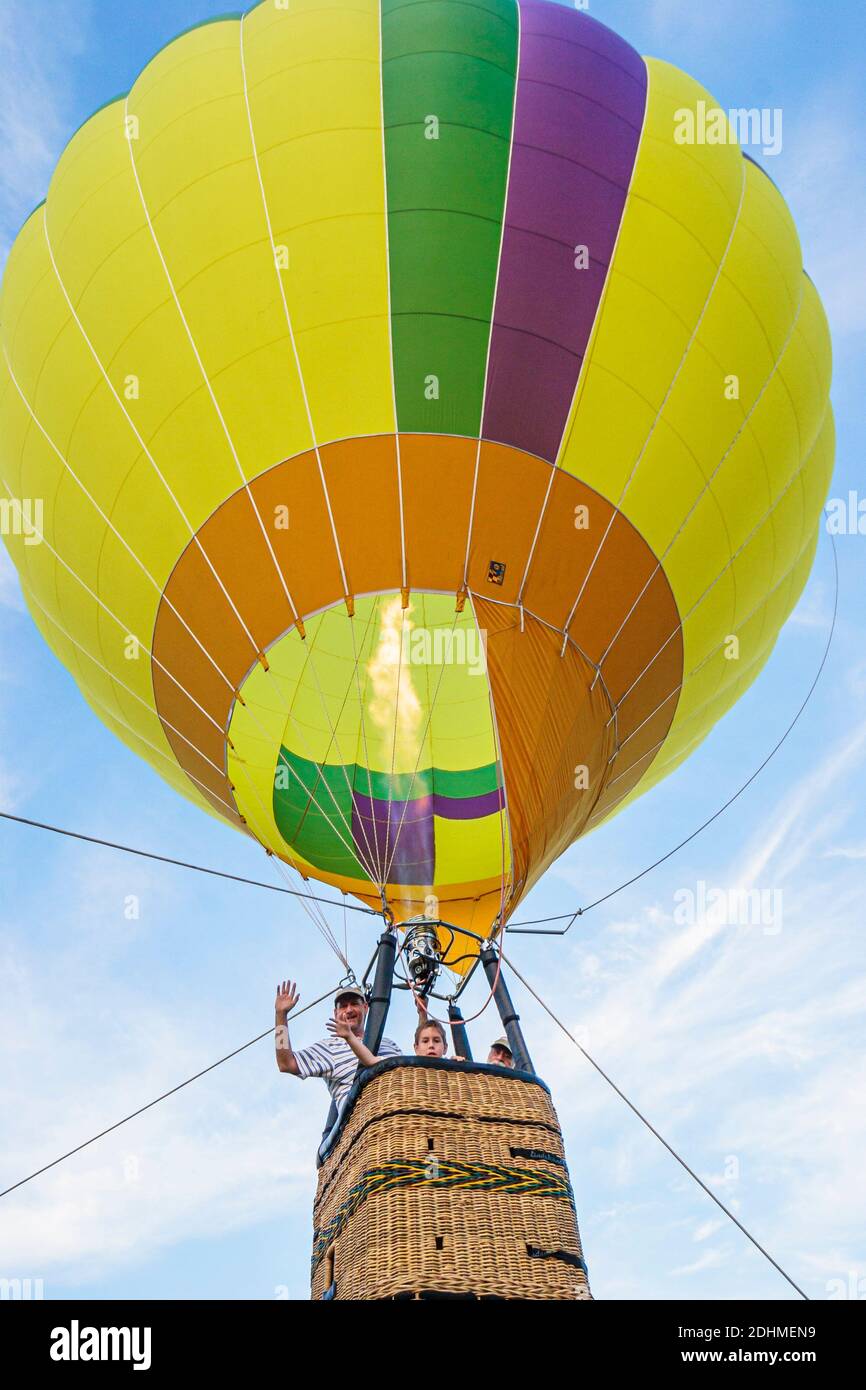 Alabama Decatur Alabama Jubilee Hot Air Balloon Classic, Point Mallard Park palloncini annuale giro in gondola fiamma cavalieri ondeggiante, Foto Stock