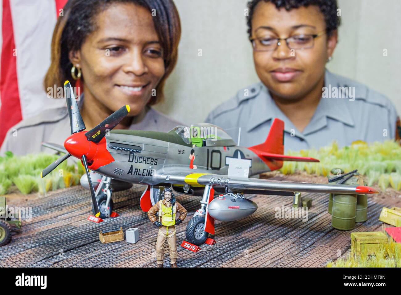 Alabama Tuskegee Airmen National Historic Site, Black World War II airmen Heroes model fighter jet, rangers parco nazionale donne in cerca di Moton Field, Foto Stock