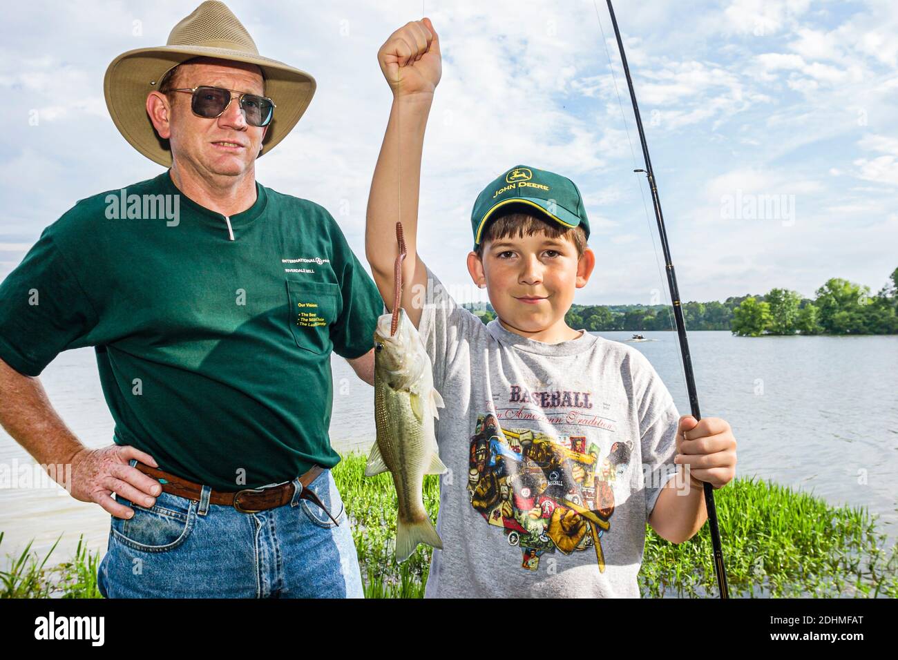 Alabama Lake Eufaula Lakepoint Resort state Park, Chattahoochee River ragazzo ragazzo uomo pesca padre figlio, Foto Stock