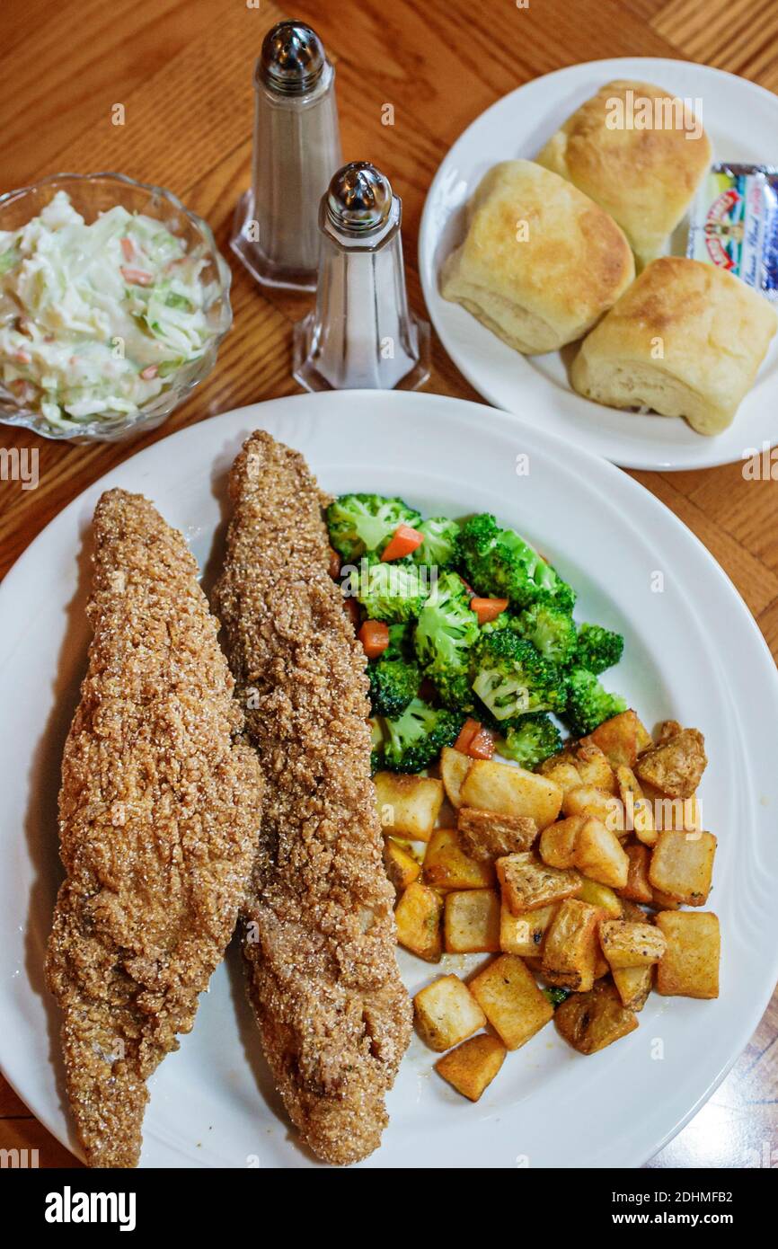 Alabama Tuskegee University Kellogg Hotel & Conference Center, Dorothy's  Restaurant, pesce gatto cena broccoli patate Tuber Cole slaw Foto stock -  Alamy