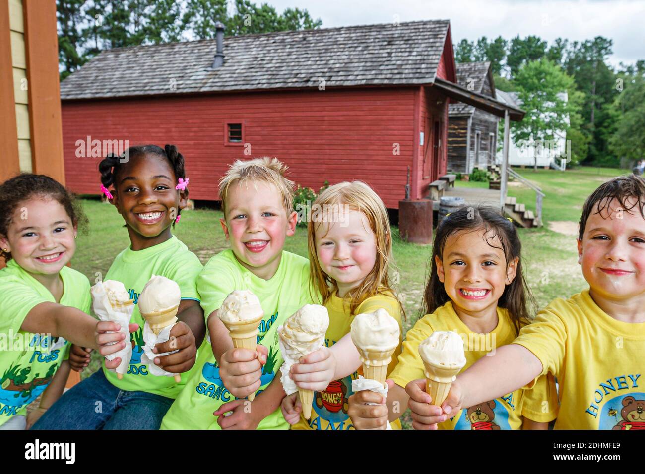 Alabama Dothan Landmark Park Martin Drugstore, vecchia moda soda fontana counter coni gelato, classe viaggio campo ragazzi studenti ragazza nera, Foto Stock