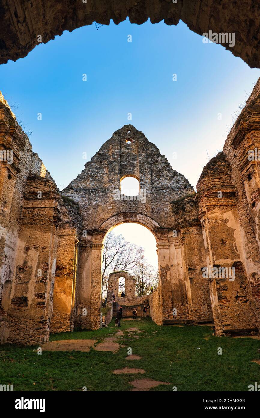 Vista interna di Katarinka, rovine della chiesa di Santa Caterina e monastero a Dechtice, Slovacchia, incorniciati da archi in pietra. Foto Stock