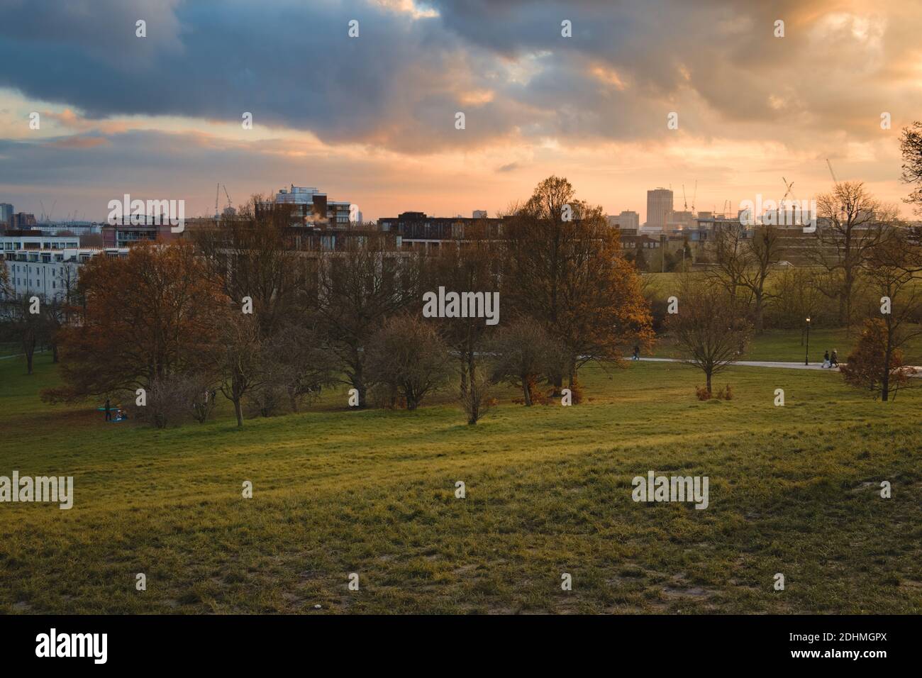 Vista al tramonto di Londra dalla cima di Primrose Hill nel Nel bel mezzo dell'autunno Foto Stock