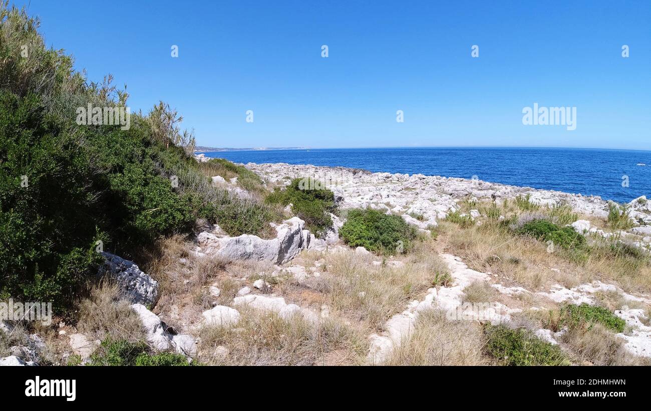 Vista della costa rocciosa del mare Adriatico vicino a Santa Maria di Leuca, frazione di Castrignano del Capo, in provincia di Lecce, nel Salento meridionale Foto Stock