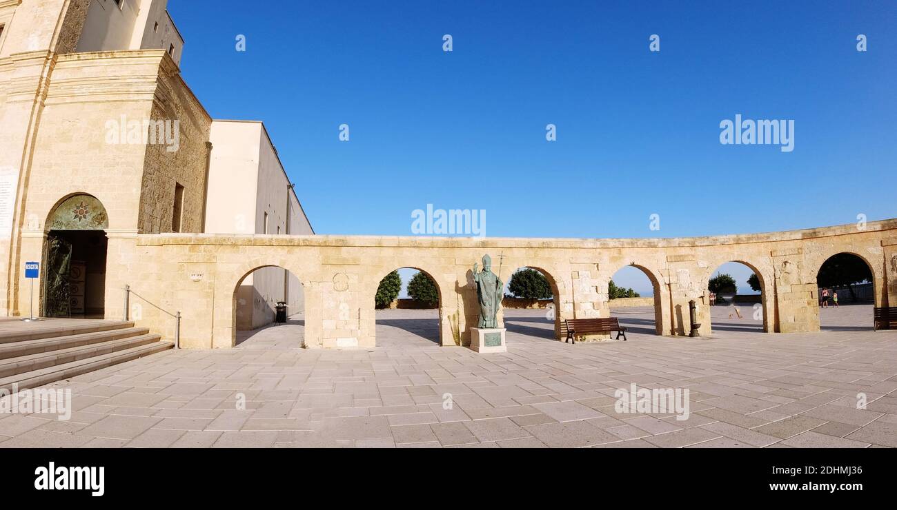 Santa Maria di Leuca, Castrignano del Capo, Lecce, Salento Meridionale, Puglia, Italia: La piazza del Santuario della Basilica di Santa Maria di Leuca Foto Stock