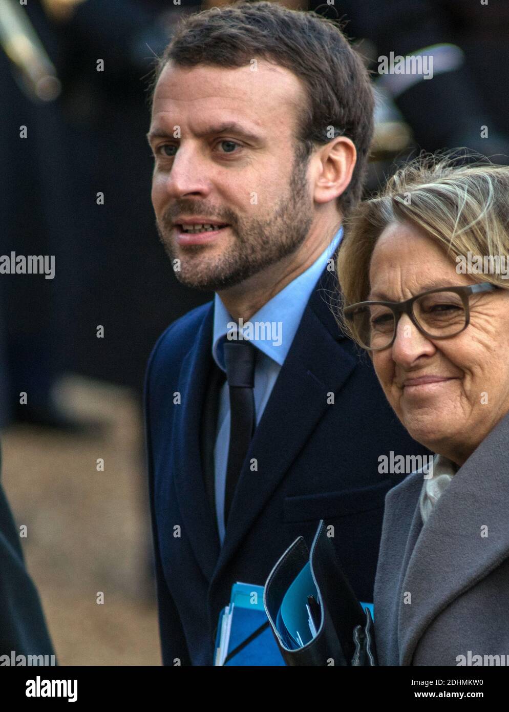 Il ministro francese dell'economia, dell'industria e del settore digitale Emmanuel Macron (L) e il ministro del decentramento e della funzione civile Marylise Lebranchu, in arrivo a Palazzo Elysee per la prima riunione del gabinetto del nuovo anno; Dopo una colazione ospitata da PM Valls per i membri del suo governo al Ministero degli interni, a Parigi, Francia il 4 gennaio 2016. Foto di Khanh Renaud/ABACAPRESS.COM Foto Stock