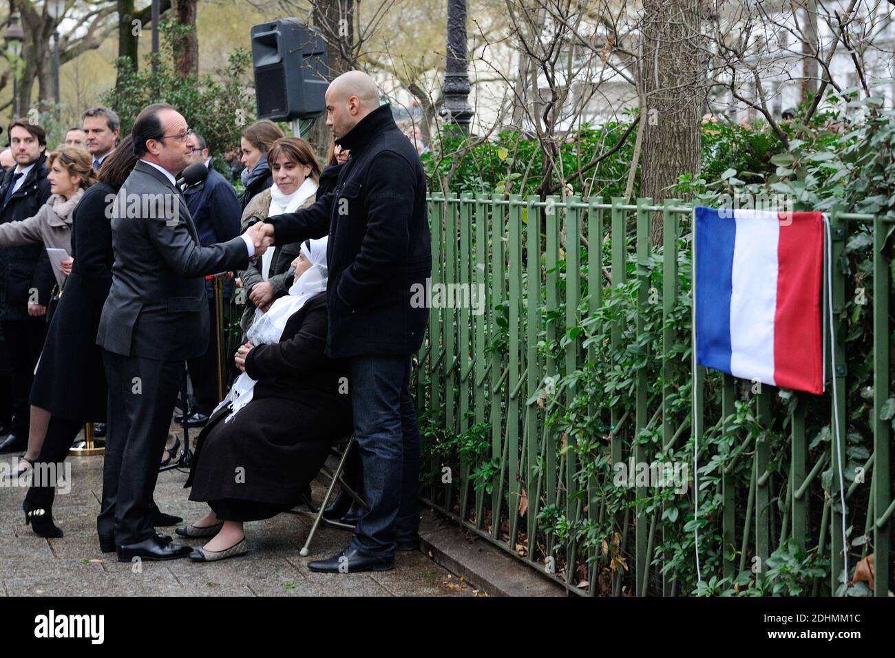 il presidente francese Francois Hollande saluta la famiglia del poliziotto ucciso Ahmed Merabet prima di svelare una targa Boulevard Richard Lenoir a Parigi, in Francia, il 5 gennaio 2016 in memoria di lui, ucciso qui in azione durante l'attacco terroristico del 7 gennaio 2015. Foto di Aurore Marechal/ABACAPRESS.COM Foto Stock