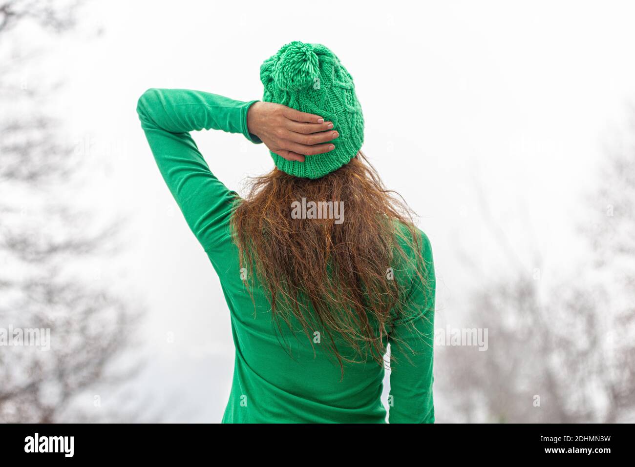 ragazza vestita di verde con cappello Foto Stock