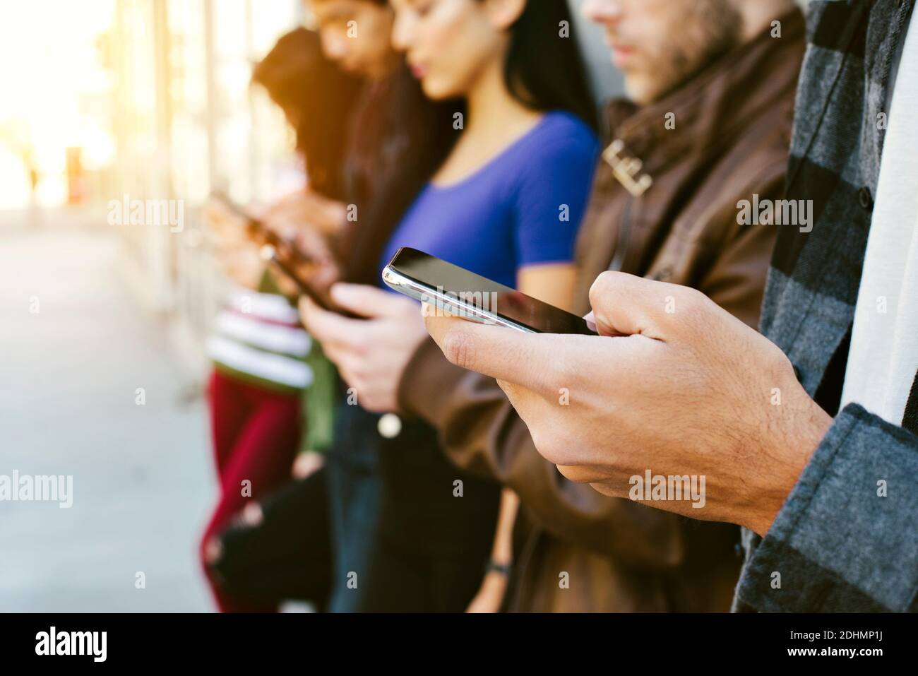 Gruppo vario di persone che usano i loro telefoni cellulari - concetto - comunicazione moderna - aggiunta Foto Stock