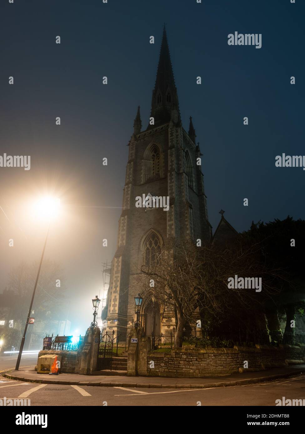 Chiesa della Santissima Trinità a Stapleton in una notte nebbiosa a Bristol. Foto Stock