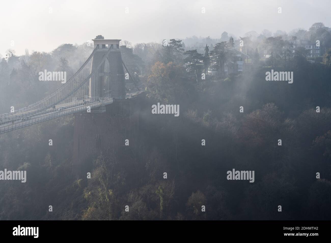 La nebbia autunnale sorge dagli alberi accanto al ponte sospeso Clifton a Leigh Woods nella Gola di Avon tra Bristol e Somerset. Foto Stock