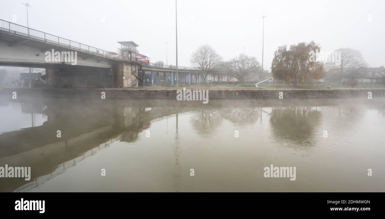 La nebbia sorge dal bacino del Cumberland mentre il traffico passa sul sistema di volo del ponte Plimsoll sul porto galleggiante di Bristol. Foto Stock