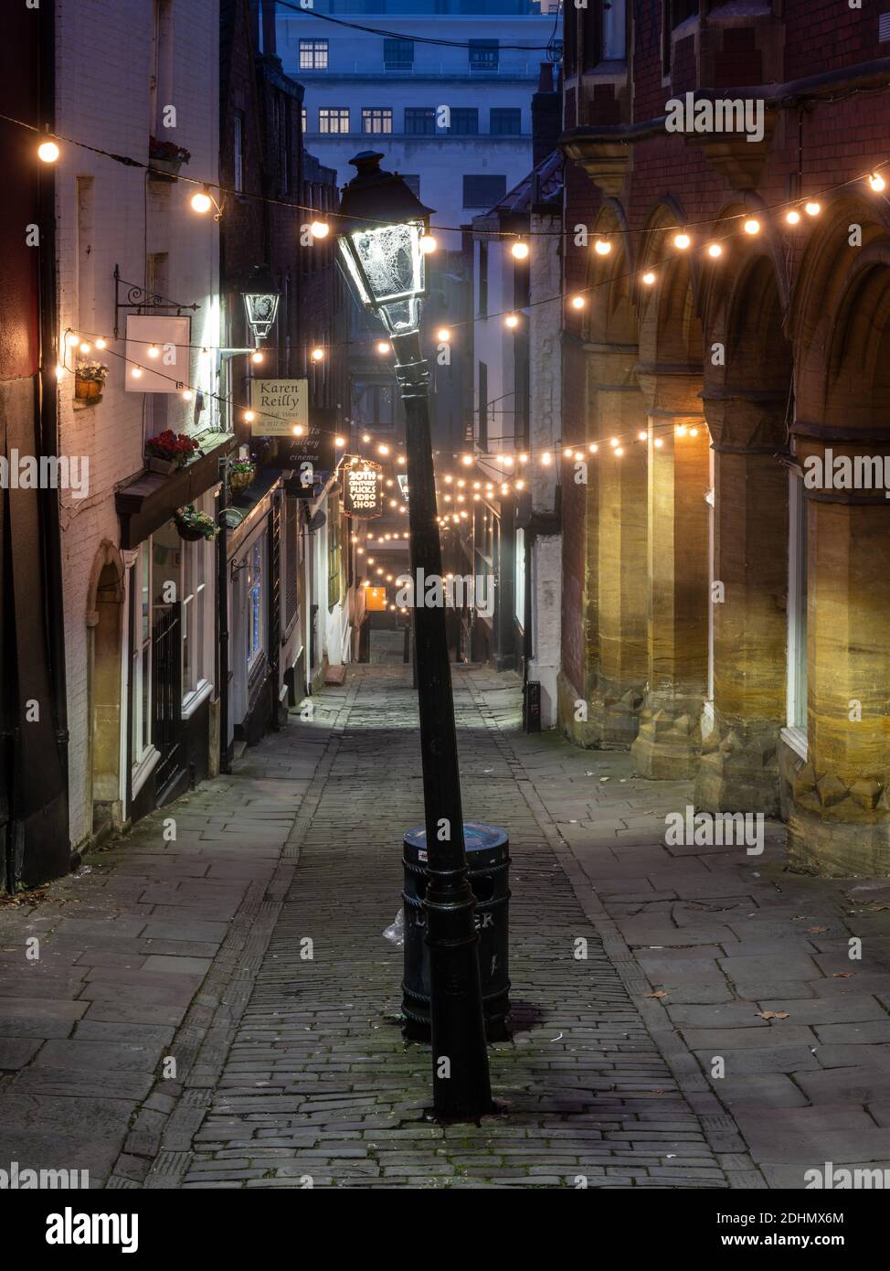 I tradizionali vecchi negozi sono illuminati all'alba sulla pittoresca via dei gradini di Natale di Bristol. Foto Stock