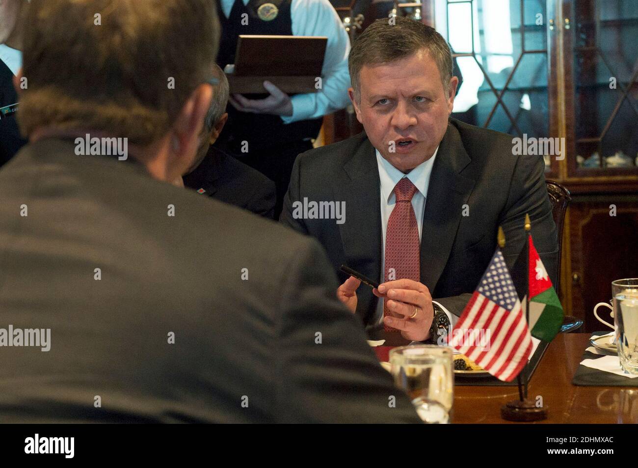 Il re Giordano Abdullah II parla con il segretario alla difesa Ash carter durante un incontro al Pentagono. Arlington, VA, USA, 11 gennaio 2016. Foto di DoD via ABACAPRESS.COM Foto Stock