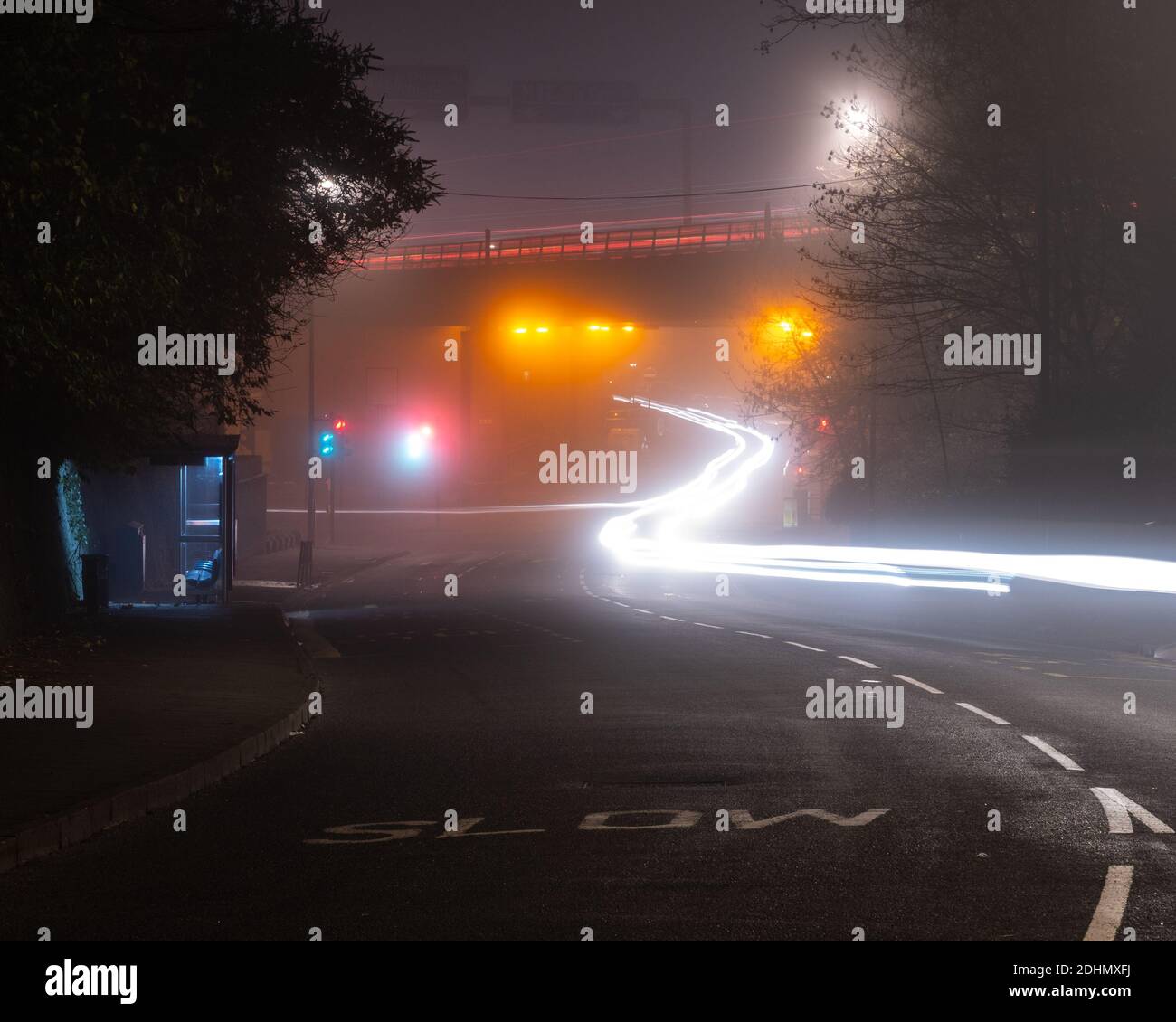 Il traffico passa lungo Stapleton Road e Bell Hill sotto il cavalcavia M32 in una notte di nebbiosa a Bristol. Foto Stock