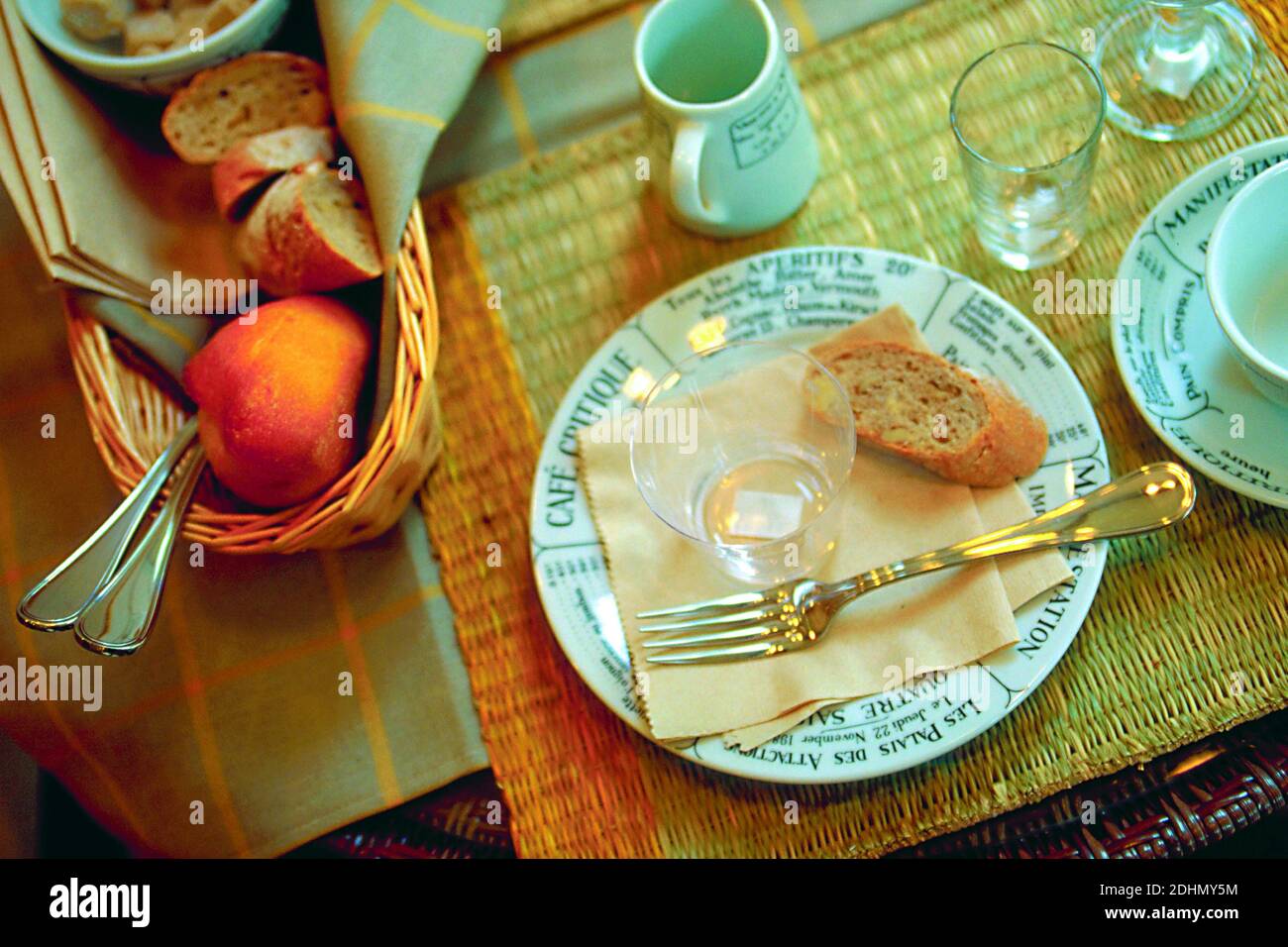 Immagine della colazione - piatto, folk, vetro, tazza per salotto, soggiorno, volantini, catalogo, newsletter, opuscolo, brochure, stampa - media elettronici. Foto Stock