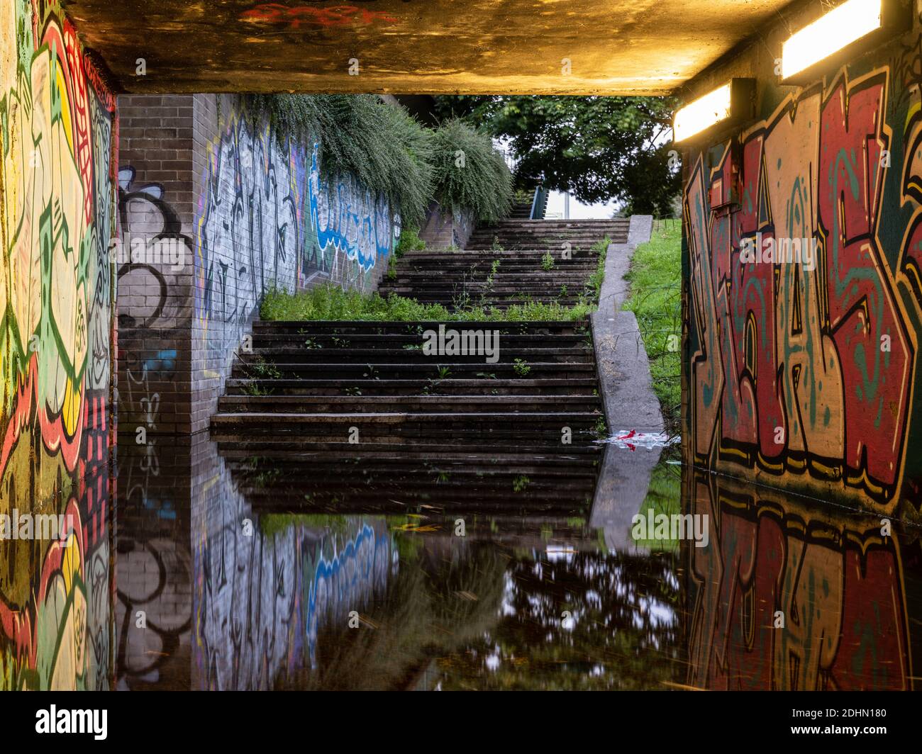 Una metropolitana pedonale è allagata, sopravvolta e graffiti contrassegnati nel sistema stradale Cumberland Basin del 20 ° secolo, a causa di essere risviluppato come parte di Brist Foto Stock