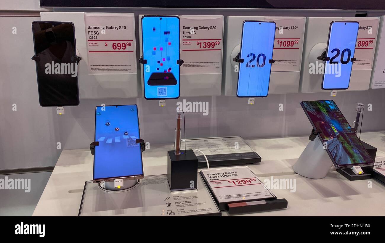 Orlando, FL USA - 13 novembre 2020: Gli ultimi telefoni cellulari Samsung 20 in esposizione a T Mobile. Foto Stock