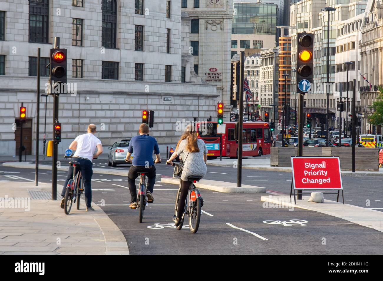 I ciclisti su 'Boris Bike' condividono le bici sulla Superstrada ciclabile nord-sud di Londra, di recente apertura, al Blackfriars Bridge. Foto Stock