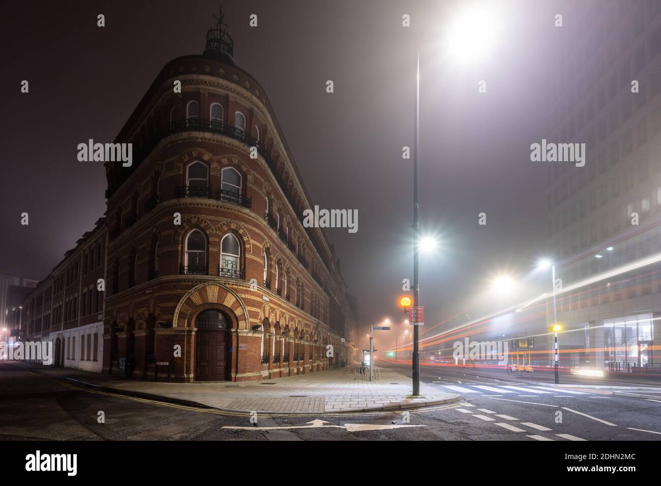 Il traffico lascia sentieri leggeri su Victoria Street, fuori dagli uffici vittoriani 'Bristol bizantine' in una notte di nebbiosa a Bristol. Foto Stock