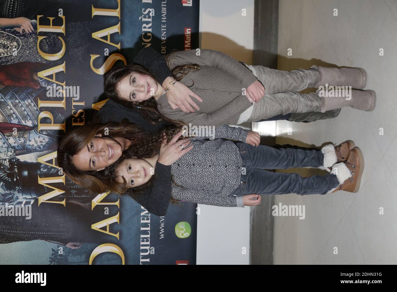 Elsa Fayer et ses enfants assistent a la dernière Representation Parisienne de la Comedie musicale 'la Legende du Roi Arthur' a Paris, France le 16 janvier 2016. Foto di Jerome Domine/ABACAPRESS.COM Foto Stock