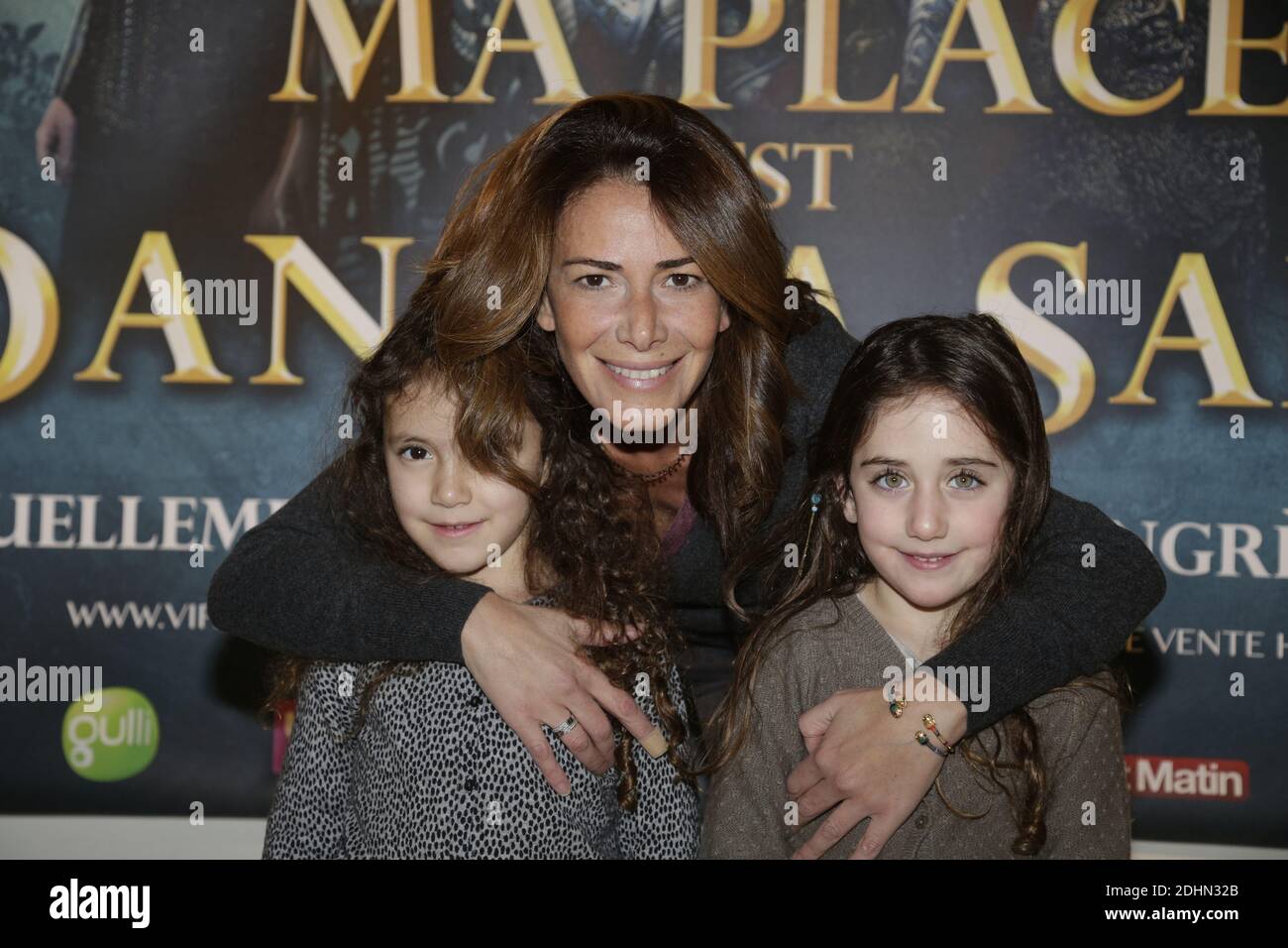 Elsa Fayer et ses enfants assistent a la dernière Representation Parisienne de la Comedie musicale 'la Legende du Roi Arthur' a Paris, France le 16 janvier 2016. Foto di Jerome Domine/ABACAPRESS.COM Foto Stock