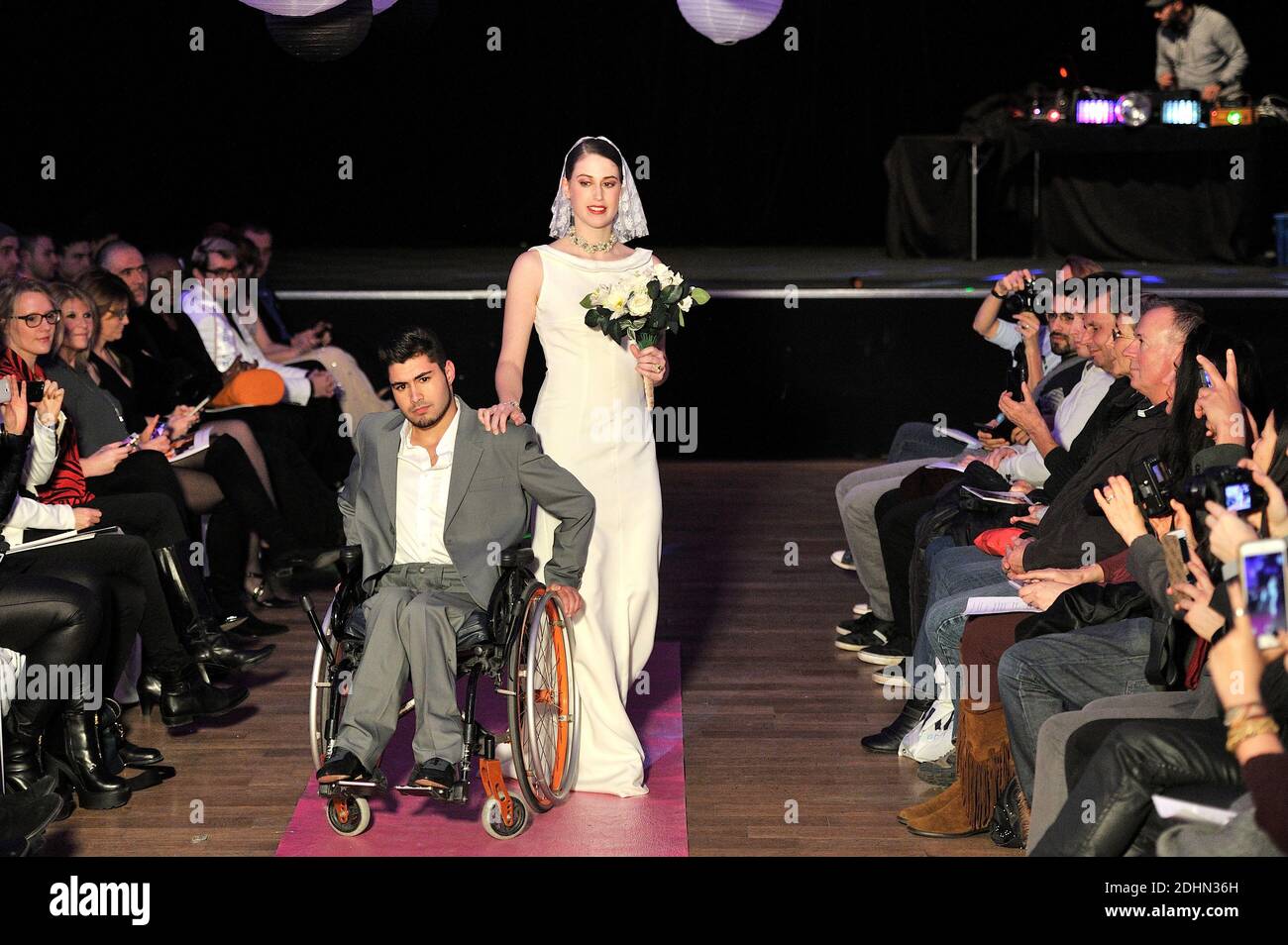 Un mannequin en situation de handicap lors de la seconda edizione del defile Fashionhandi 'Moda per tutti', a Paris, France, le 16 janvier 2016. Organize par l'Association Fashionhandi, pendant le mois de la mode a Paris, ce defile met en scene des mannequins en situation de handicap et des valides. Fashionhandi est preside par Sandrine Ciron, une jeune femme en situation de handicap. A l'origine de l'Association, elle a cree un blog eponyme sur sa passion, la mode. Son objectif est de renforcer la visibilite et l'Integration des personnes handicapees. Foto Edouard Bernaux/ABACAPRESS.COM Foto Stock