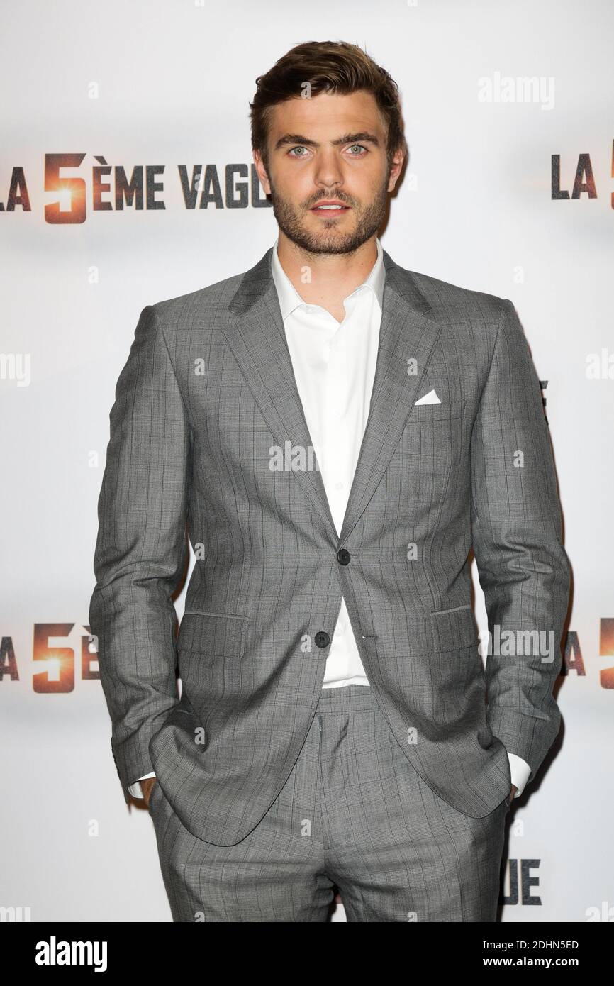 Alex Roe partecipa alla Photocall 'la 5eme vague' a le Bristol il 20 gennaio 2016 a Parigi, Francia. Foto di Jerome Domine/ABACAPRESS.COM Foto Stock