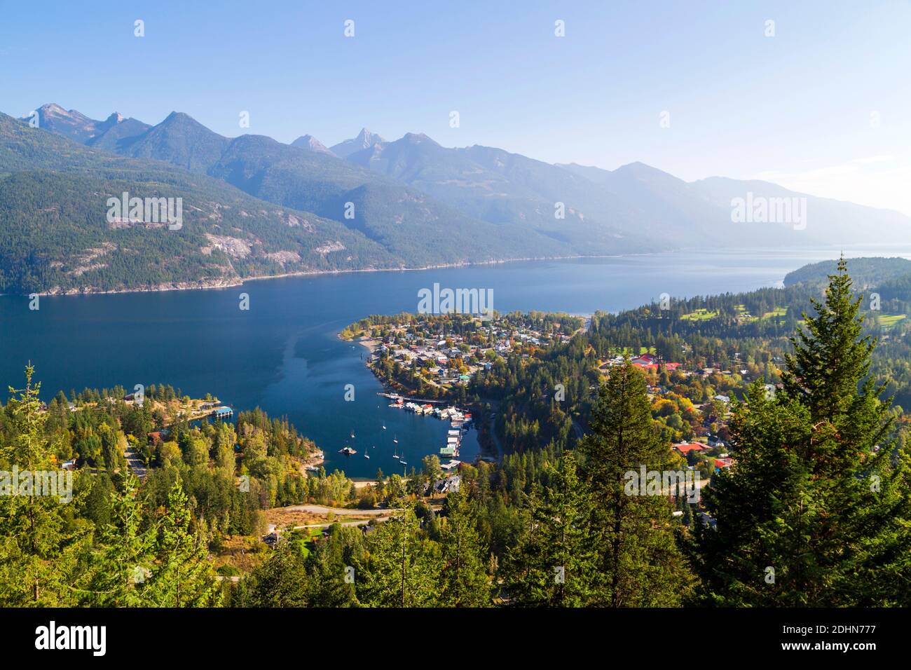 Kaslo è un villaggio nella regione di Kootenay ovest della Columbia Britannica, Canada, situato sulla riva occidentale del lago Kootenay. Vista dal punto panoramico di Kaslo Foto Stock