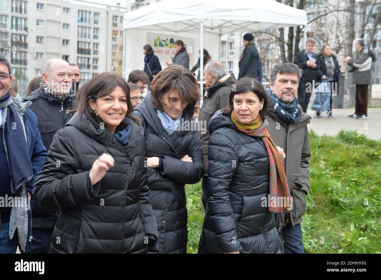 Parigi aprirà un nuovo tratto della linea ferroviaria ‘Petite Ceinture’ disutilizzata per parigini e visitatori. Il Sindaco di Parigi Anne Hidalgo, Amministratore Delegato di SNCF Immobilier, Sophie Boissard festeggia il 23 gennaio 2016 l’apertura del nuovo lungomare Petite Ceinture in Rue de l’interne Loeb, 13° distretto di Parigi, a Parigi, Francia. Il Sindaco Hidalgo e il gruppo ferroviario SNCF hanno annunciato un nuovo progetto di accordo che sarà votato durante il prossimo Consiglio di Parigi, costituendo la seconda fase della strategia per recuperare i tratti di terra che costituiscono la Petite Ceinture per uso pubblico. L'ope Foto Stock