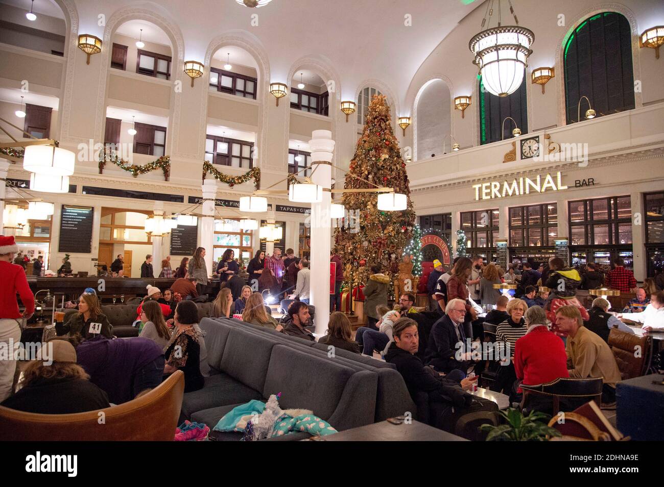 Viaggiatori e acquirenti in vacanza, Union Station, Denver, Colorado (foto di Casey B. Gibson) Foto Stock