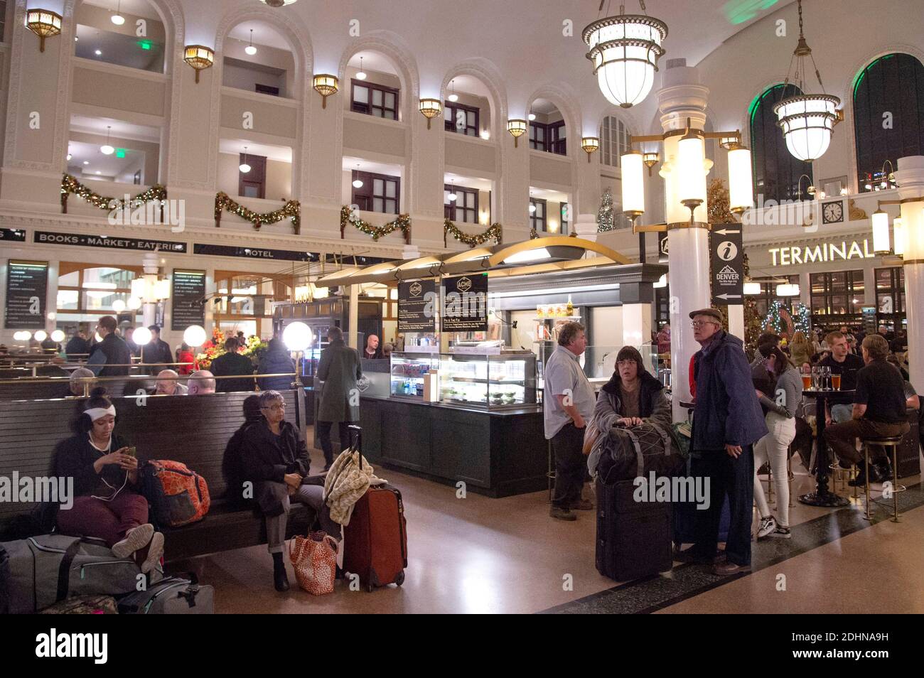 Viaggiatori e acquirenti in vacanza, Union Station, Denver, Colorado (foto di Casey B. Gibson) Foto Stock