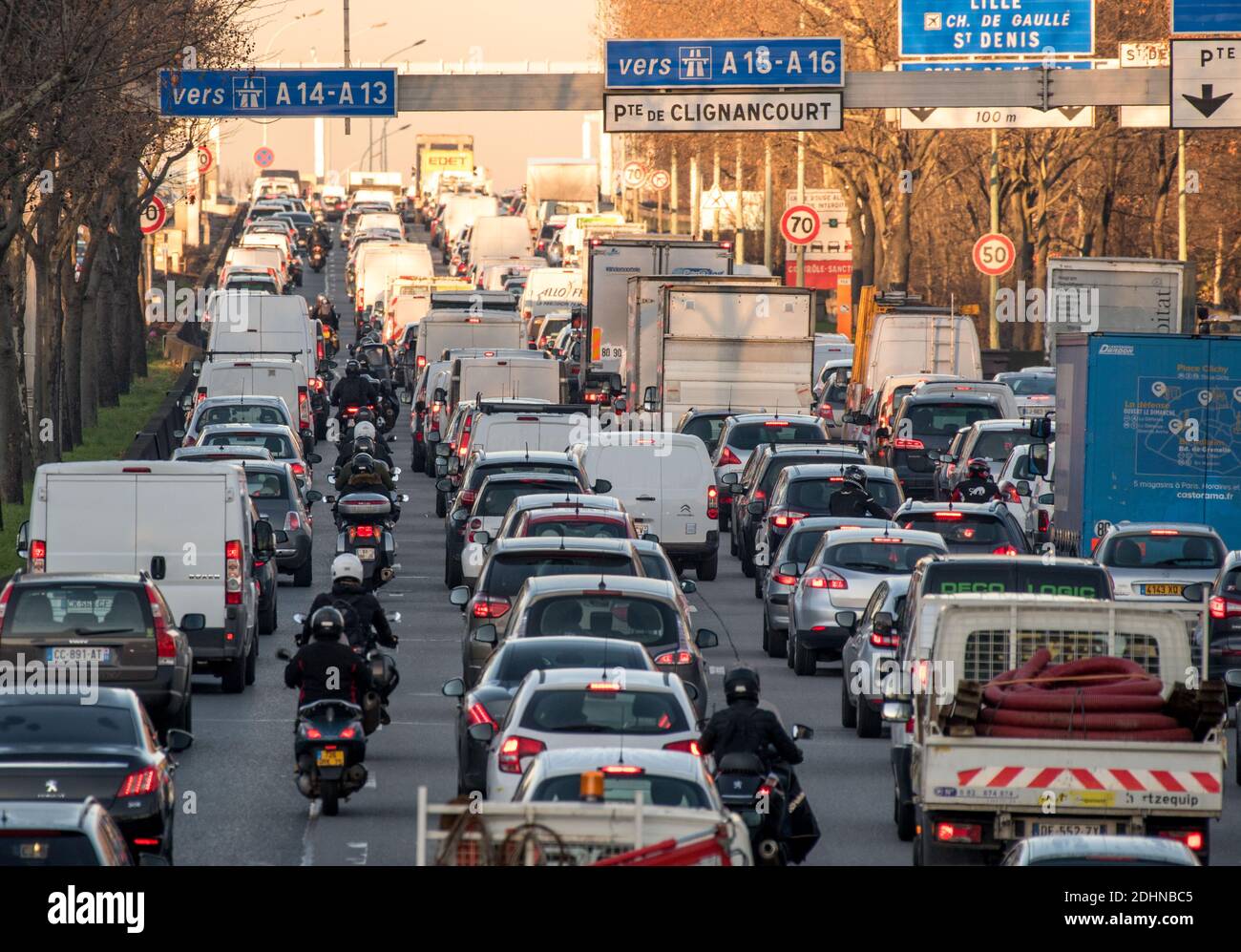 La Francia autorizzerà lo sdoppiamento della corsia di sinistra per motocicli e scooter in 4 dipartimenti francesi sulle autostrade e sulla periferia di Parigi a partire dal 1° febbraio 2016. La velocità sarà limitata a 50 km/h. Parigi, Francia il 25 gennaio 2016. La France va autoriser la circulation inter-files pour les 2 roues a partir du 1er fevrier 2016 en Ile de France, Rhone, Bouches du Rhone et Gironde. La vitesse sera limitée a 50 km/h. Foto di Christophe Geyres/ABACAPRESS.COM Foto Stock
