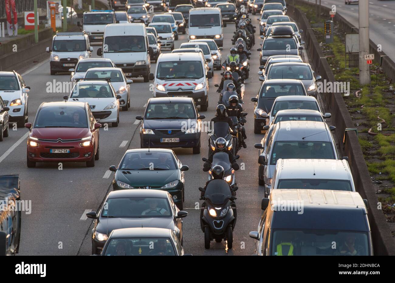 La Francia autorizzerà lo sdoppiamento della corsia di sinistra per motocicli e scooter in 4 dipartimenti francesi sulle autostrade e sulla periferia di Parigi a partire dal 1° febbraio 2016. La velocità sarà limitata a 50 km/h. Parigi, Francia il 25 gennaio 2016. La France va autoriser la circulation inter-files pour les 2 roues a partir du 1er fevrier 2016 en Ile de France, Rhone, Bouches du Rhone et Gironde. La vitesse sera limitée a 50 km/h. Foto di Christophe Geyres/ABACAPRESS.COM Foto Stock
