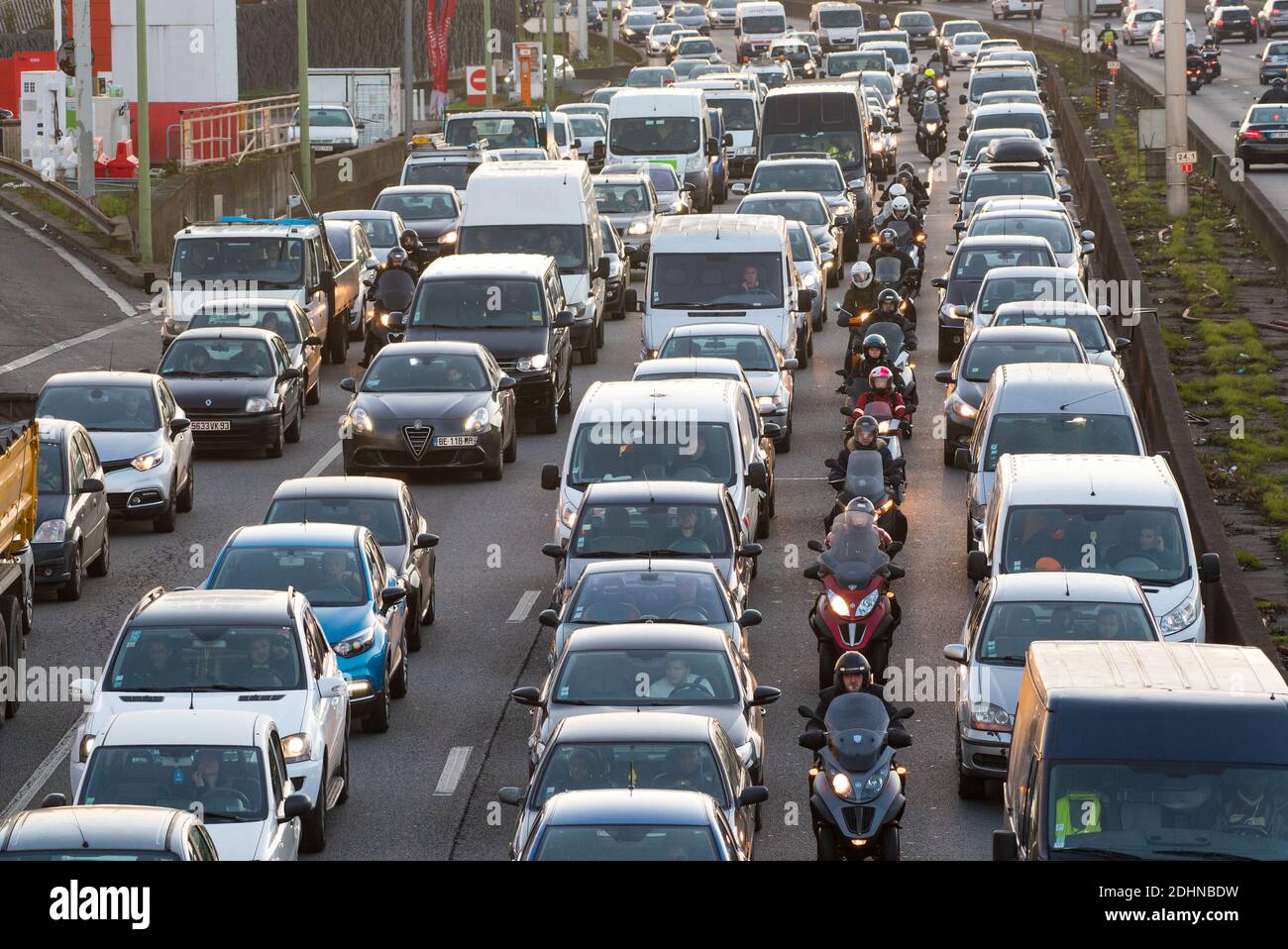 La Francia autorizzerà lo sdoppiamento della corsia di sinistra per motocicli e scooter in 4 dipartimenti francesi sulle autostrade e sulla periferia di Parigi a partire dal 1° febbraio 2016. La velocità sarà limitata a 50 km/h. Parigi, Francia il 25 gennaio 2016. La France va autoriser la circulation inter-files pour les 2 roues a partir du 1er fevrier 2016 en Ile de France, Rhone, Bouches du Rhone et Gironde. La vitesse sera limitée a 50 km/h. Foto di Christophe Geyres/ABACAPRESS.COM Foto Stock